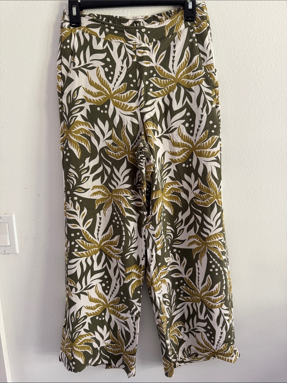Women’s Olive & White Tropical Print Wide-Leg Bottoms M